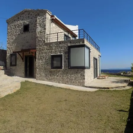 Denize Sifir Restore Edilmis Ahsap Tavan Tas Villa *