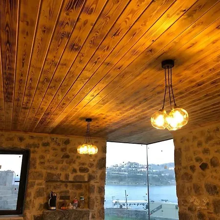Denize Sifir Restore Edilmis Ahsap Tavan Tas Villa Bodrum