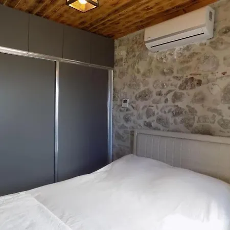 Denize Sifir Restore Edilmis Ahsap Tavan Tas Villa Bodrum